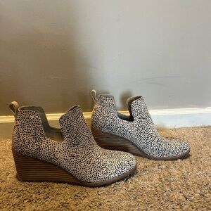 Tom’s wedge booties